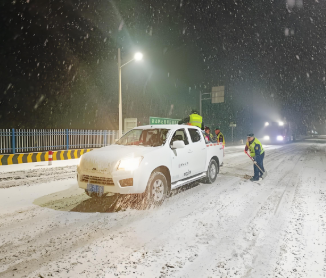 泰州：迎雪而上保畅通　奋战一线护民生